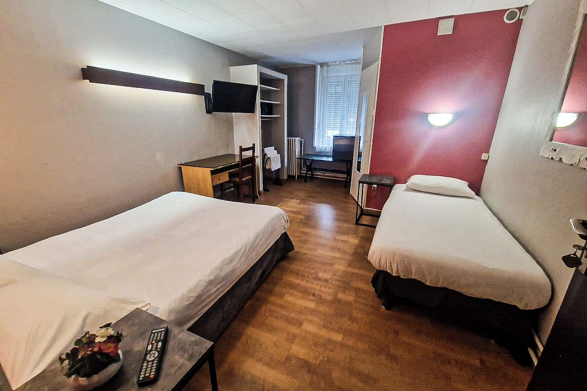 standard triple room | 1 bedroom, desk, iron/ironing board, free wifi