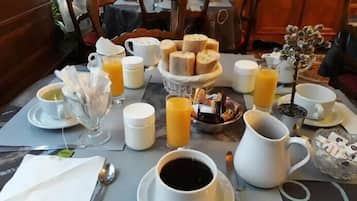 Desayuno buffet diario (EUR 6 por persona)