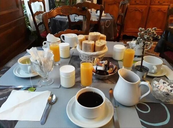 Desayuno buffet diario (EUR 6 por persona)