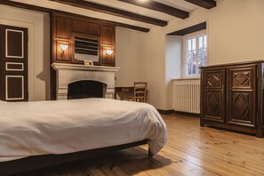 5 bedrooms, WiFi, bed sheets