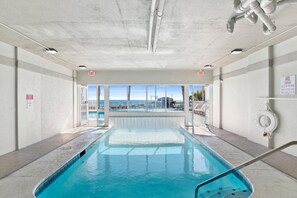 Innendørsbasseng og et oppvarmet basseng