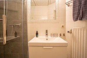 Unclassified image, 3 of 20, button