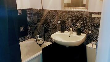 Baignoire, sĂšche-cheveux, serviettes fournies