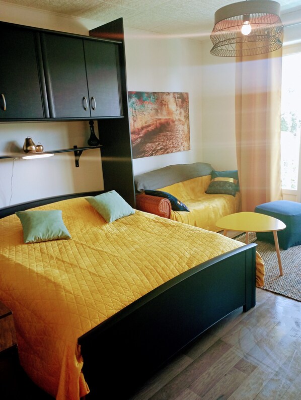 Fer et planche à repasser, Wi-Fi gratuit, draps fournis