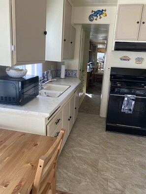 Kylskåp, mikrovågsugn, ugn och grytor/köksredskap