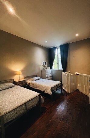 3 habitaciones, tabla de planchar con plancha y cuna de viaje 