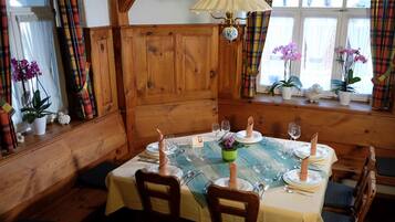 TĂ€gliches inbegriffenes FrĂŒhstĂŒcksbuffet