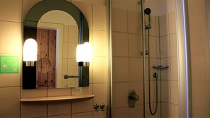 Einzelzimmer | Badezimmer | Handtücher