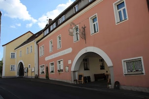 Um edifício com fachada rosa e uma placa com a inscrição