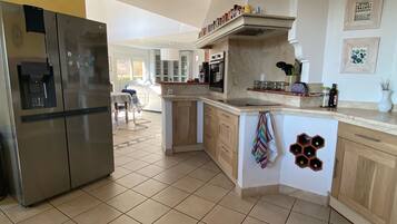 Réfrigérateur, micro-ondes, plaque de cuisson, lave-vaisselle