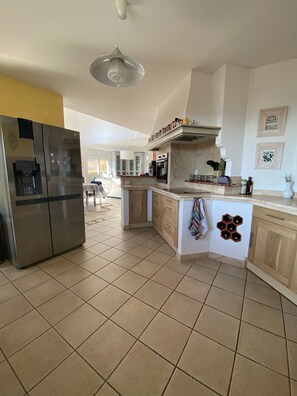 Fridge, microwave, stovetop, dishwasher - South-facing villa in the heights of GAP with panoramic mountain views (Gap)