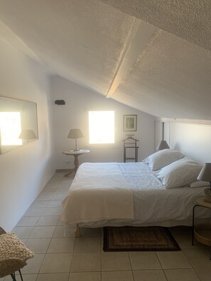 3 bedrooms, iron/ironing board, travel crib, free WiFi - South-facing villa in the heights of GAP with panoramic mountain views (Gap)