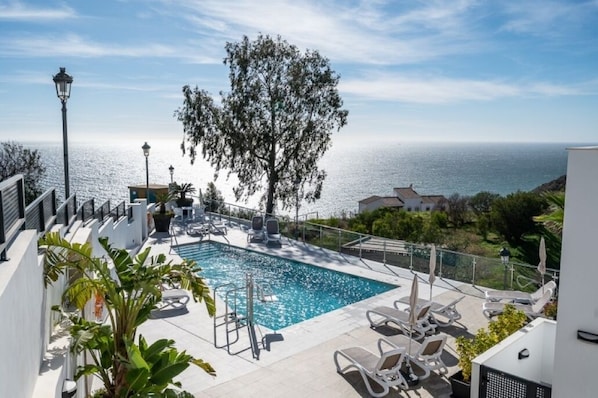 Outdoor pool - Apartment with sea and mountain view. HEATED POOL DURING THE WINTER MONTHS (Nerja)