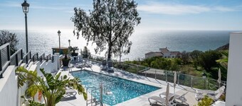 Apartment with sea and mountain view. HEATED POOL DURING THE WINTER MONTHS 