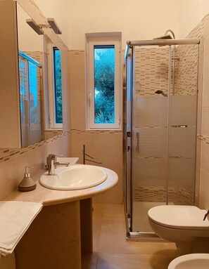 Douche, sèche-cheveux, bidet, serviettes fournies
