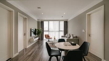 Căn hộ, 2 phòng ngủ | Khu phòng khách | Smart TV 50-inch có truyền hình kỹ thuật số, TV