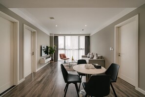 Departamento, 2 habitaciones | Área de sala de estar | Smart TV de 50 pulgadas con canales digitales y televisión 