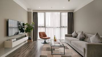 Căn hộ, 2 phòng ngủ | Khu phòng khách | Smart TV 50-inch có truyền hình kỹ thuật số, TV