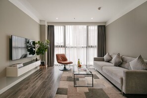 Departamento, 2 habitaciones | Área de sala de estar | Smart TV de 50 pulgadas con canales digitales y televisión 