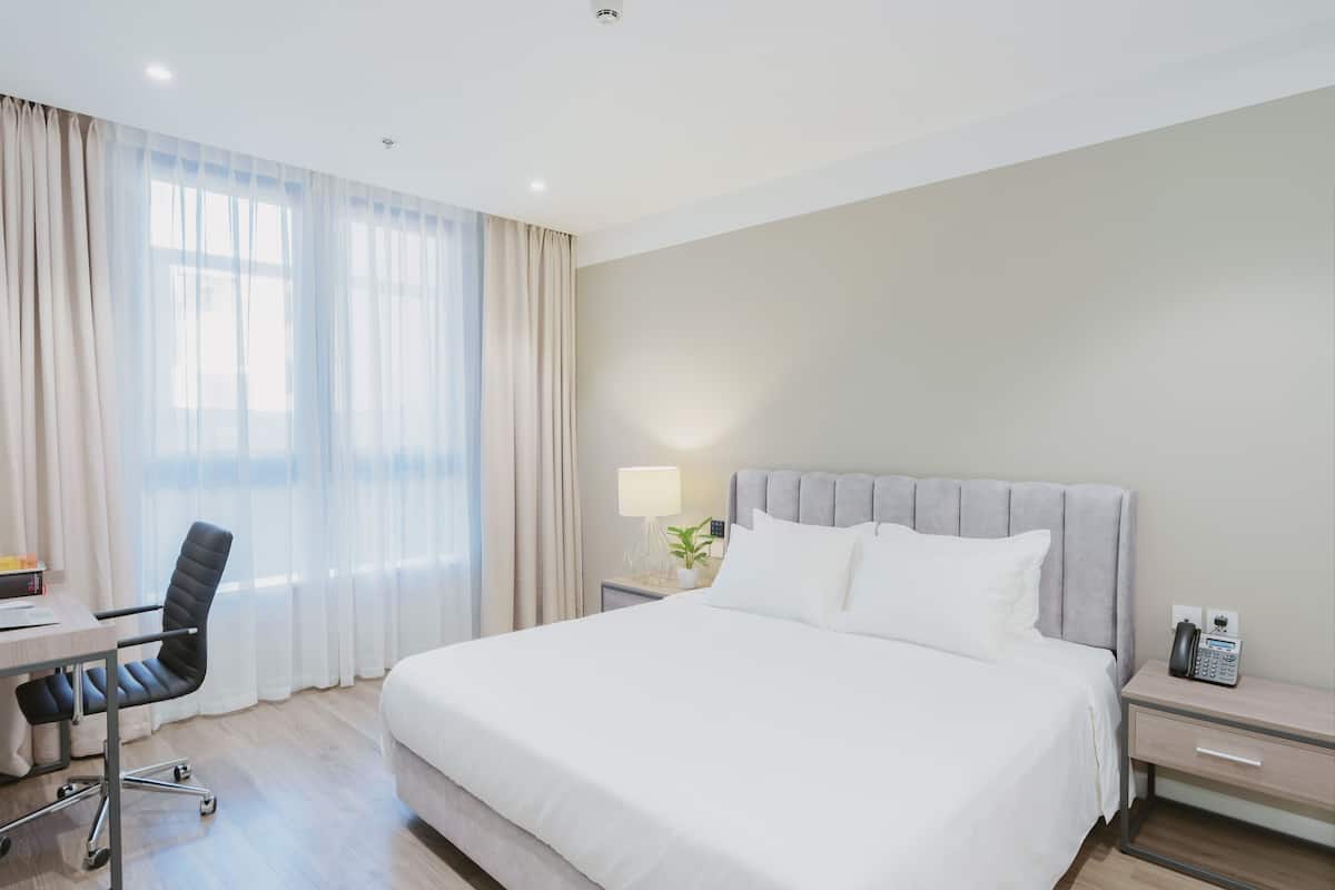 Premium bedding, in-room safe, desk, laptop workspace