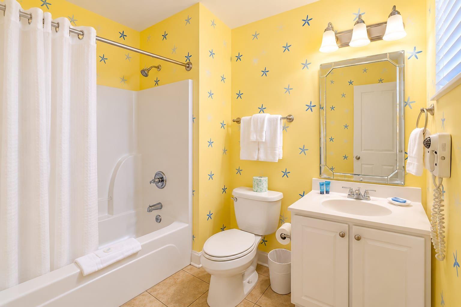 Une salle de bain équipée d’une douche, de toilettes, d’un lavabo et d’un miroir.