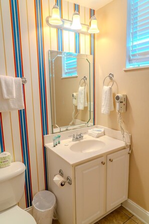 Combined shower/bathtub, hair dryer, towels, shampoo - Ocean Breeze 3D (North Myrtle Beach)
