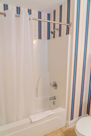 Combined shower/bathtub, hair dryer, towels, shampoo - Ocean Breeze 3D (North Myrtle Beach)