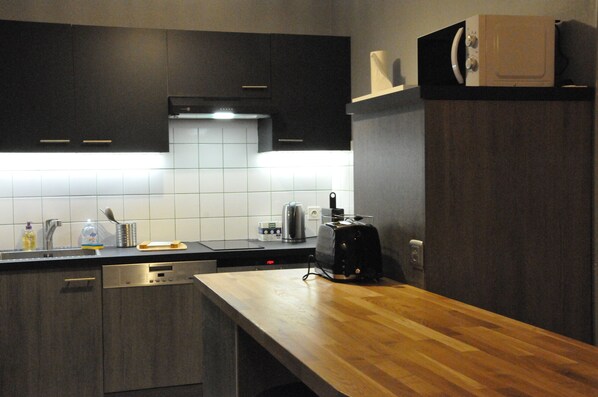 Geladeira, micro-ondas, fogão, cooktop