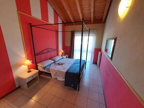 1 bedroom, bed sheets