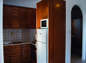 Kjøleskap, kaffetrakter/tekoker, vannkoker og kjøkkenutstyr