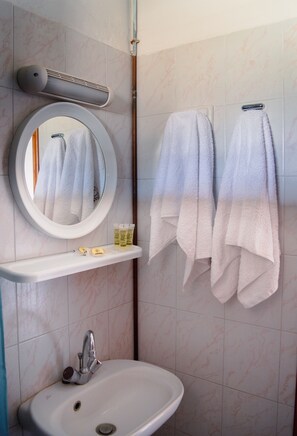 Dusj, hårføner, håndklær og såpe