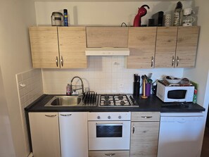 Een koelkast, een microgolfoven, een oven, een kookplaat