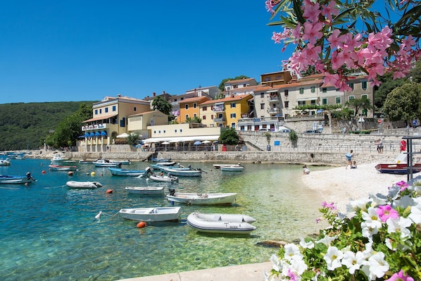 Beach nearby, sun loungers, beach towels