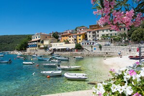 Beach nearby, sun loungers, beach towels