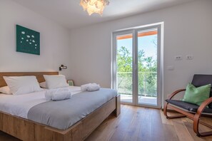 3 bedrooms, desk, iron/ironing board, travel cot