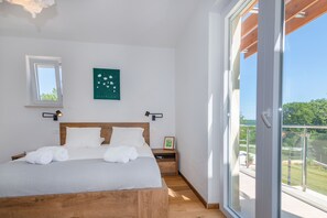 3 habitaciones, escritorio y tabla de planchar con plancha 