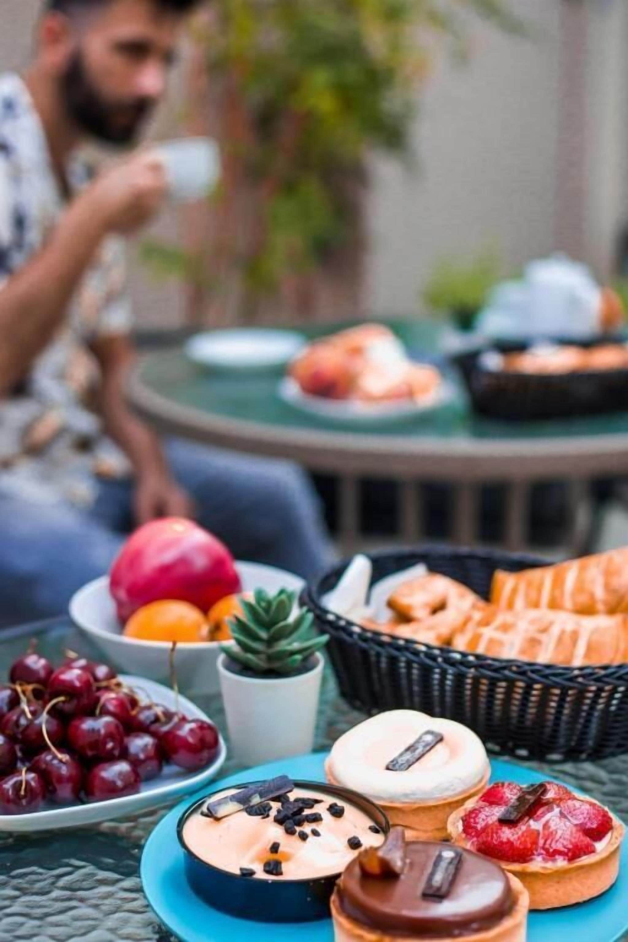 Daily continental breakfast (EUR 15 per person)