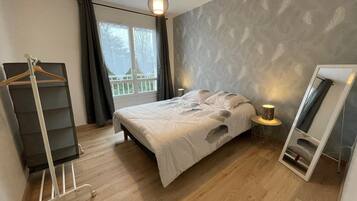 2 chambres, bureau, fer et planche à repasser, lit parapluie