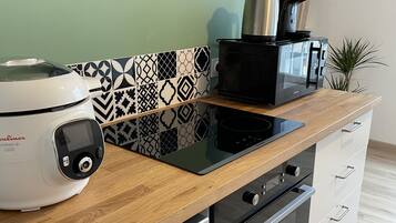 Een koelkast, een microgolfoven, een oven, een kookplaat