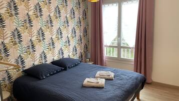 2 bedrooms, desk, iron/ironing board, travel cot