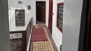 المنشأة من الداخل