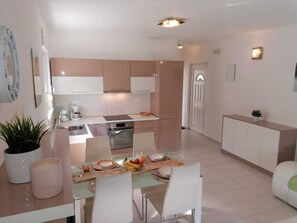 ثلاجة، فرن، موقد طهي مسطح، غسالة أطباق