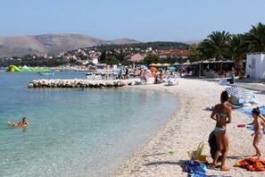 Playa en los alrededores y camastros 