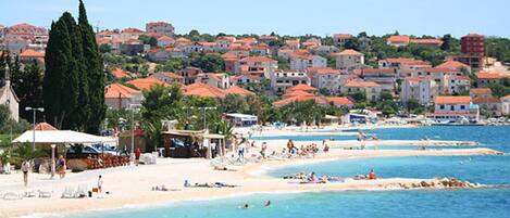 Plage à proximité, chaise longue