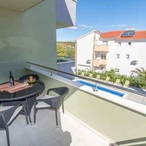 Outdoor dining - Modern apartment with pool (Okrug Gornji)