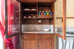 Basic Apartment (Angelica) | Private kitchen | Mini-fridge, stovetop, espresso maker, cookware/dishes/utensils - Solemar Sicilia - Principe del Mare (Santa Flavia)