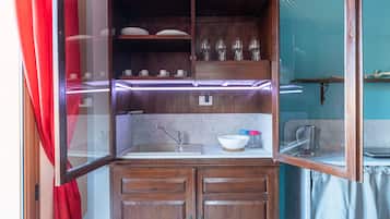 Basic apartman (Rinaldo) | Privát konyha | Minihűtő, főzőlap, kávéfőző és főzőedények/tányérok/evőeszközök