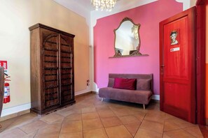 Apartamento básico (Angelica) | Zona de estar | Una televisión