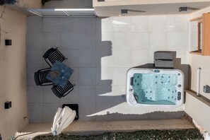 Executive maisonnette, 1 queensize bed met slaapbank, bubbelbad | Terras