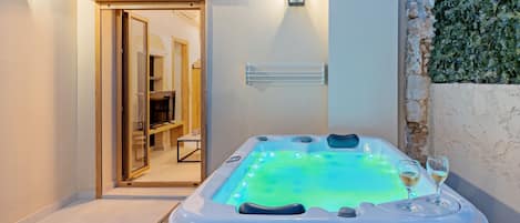 Dúplex ejecutivo, 1 cama de matrimonio con sofá cama, bañera de hidromasaje | Bañera de hidromasaje